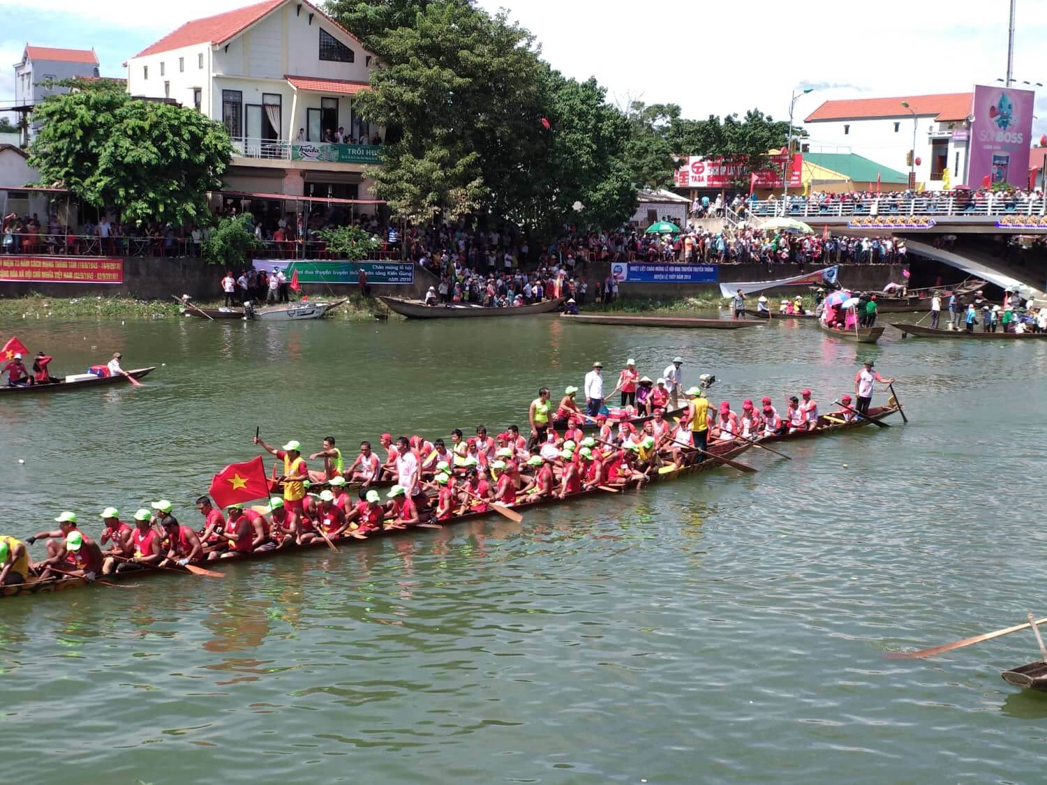 Lễ hội đua thuyền truyền thống Lệ Thủy